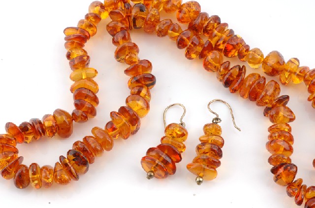 Appraisal: An amber necklace The tumbled amber beads together with a