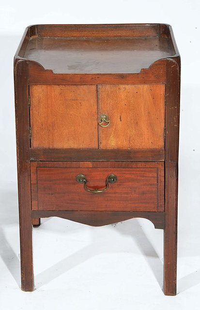 Appraisal: A GEORGE III MAHOGANY BEDSIDE COMMODE with tray top fitted