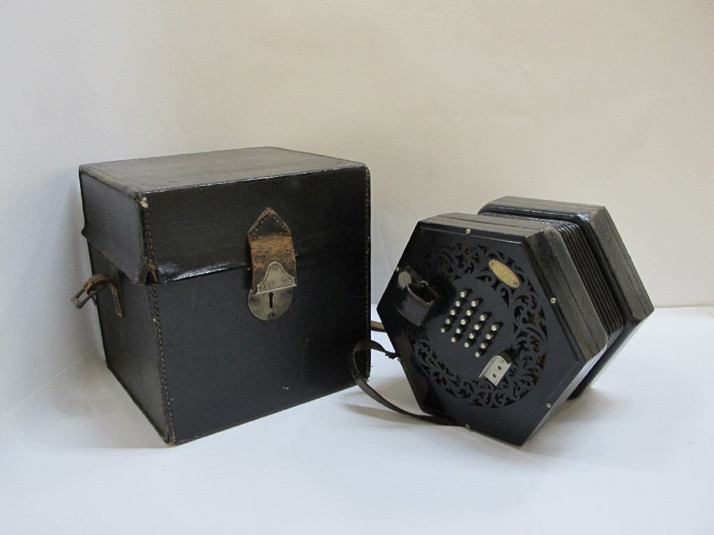 Appraisal: A Wheatstone concertina no in fitted case