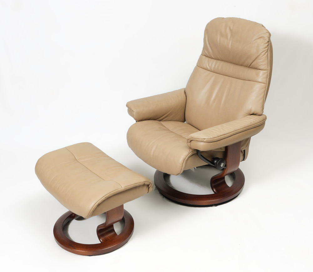 Appraisal: EKORNES STRESSLESS SUNRISE LOUNGE AND OTTOMAN ''With contours that are