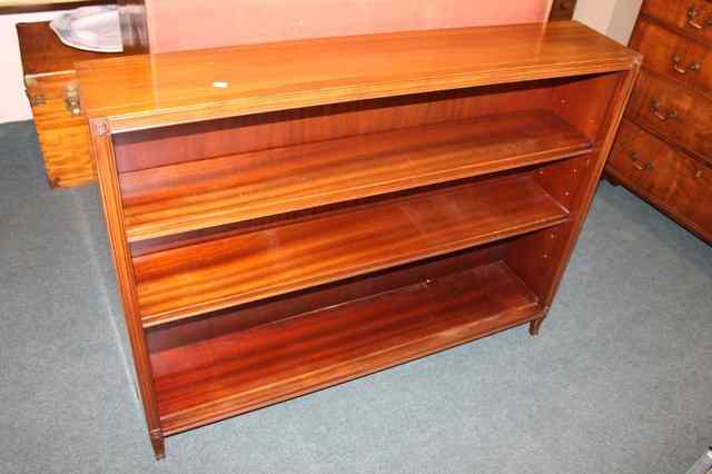 Appraisal: A GEORGIAN STYLE MAHOGANY OPEN BOOKCASE fitted three adjustable shelves