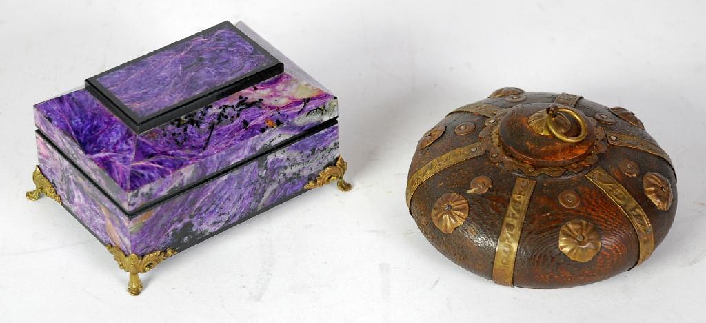 Appraisal: TWENTIETH CENTURY VARIEGATED PURPLE AGATE TRINKET BOX of sarcophagus shape