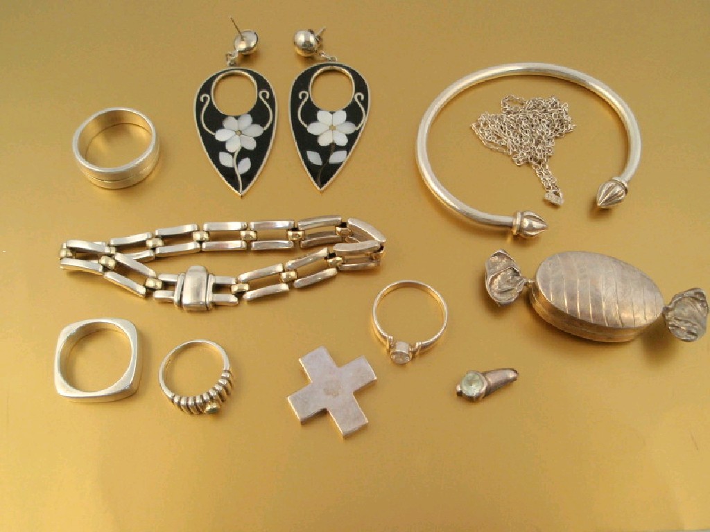 Appraisal: A small quantity of white metal and silver jewellery items