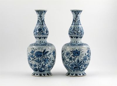 Appraisal: A pair of Dutch Delft blue and white vases of