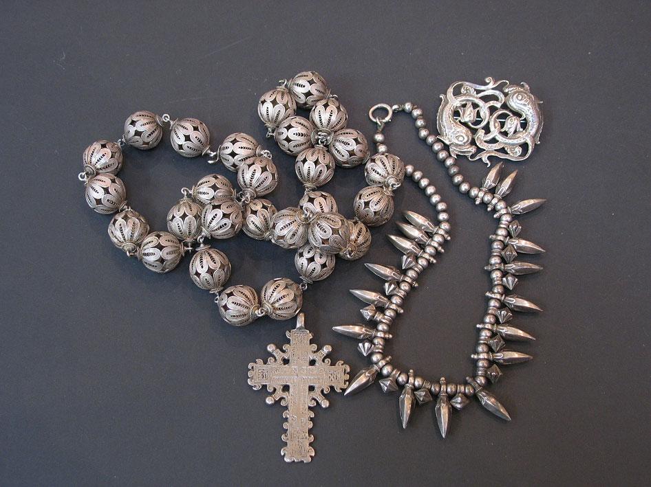 Appraisal: A TH CENTURY FILIGREE BEAD NECKLACE a Scottish silver brooch