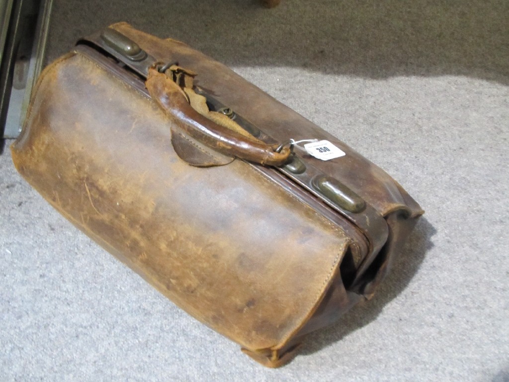 Appraisal: A lot comprising a Gladstone bag and a slide projector