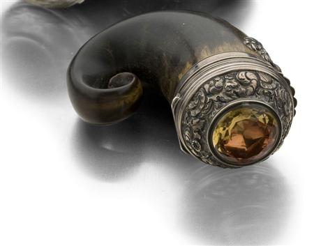 Appraisal: A Victorian curly horn snuff mull the mounts unmarked the