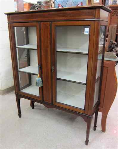 Appraisal: A SHERATON-STYLE EDWARDIAN MAHOGANY CHINA CABINET English c - having