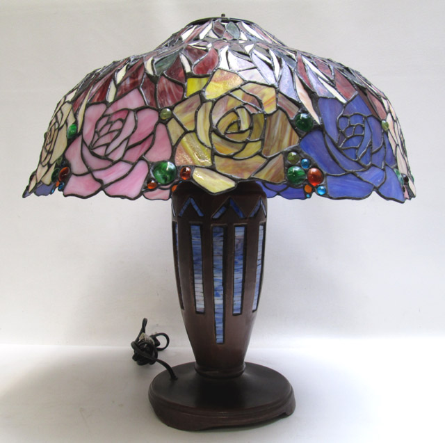 Appraisal: LEADED GLASS TABLE LAMP with circular glass shade raised on