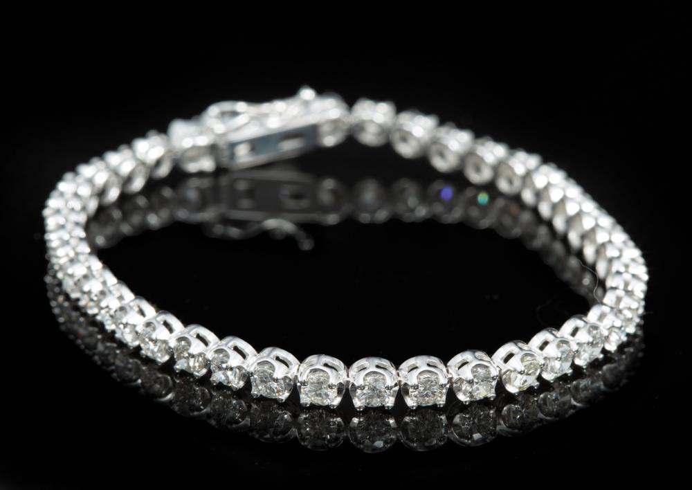 Appraisal: kt White Gold and Diamond Tennis Bracelet comprised of round