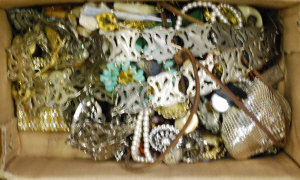 Appraisal: Large quantity of vintage jewellery including paste brooches imitation pearls