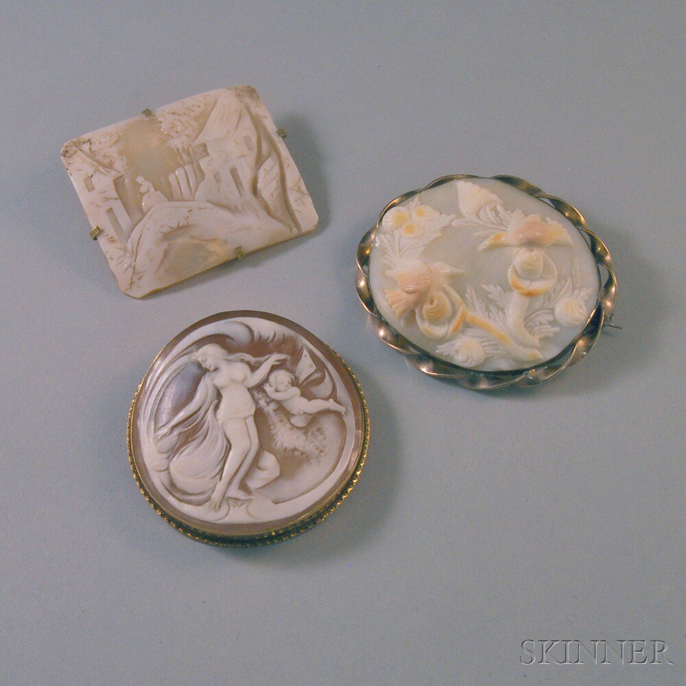 Appraisal: Three Shell-carved Cameo Brooches an kt gold-framed round pendant brooch