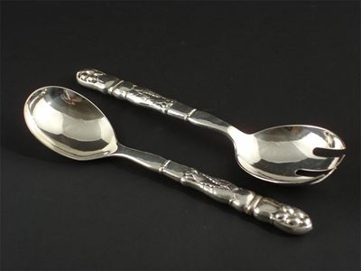 Appraisal: A pair of Georg Jensen silver servers pattern no stamped