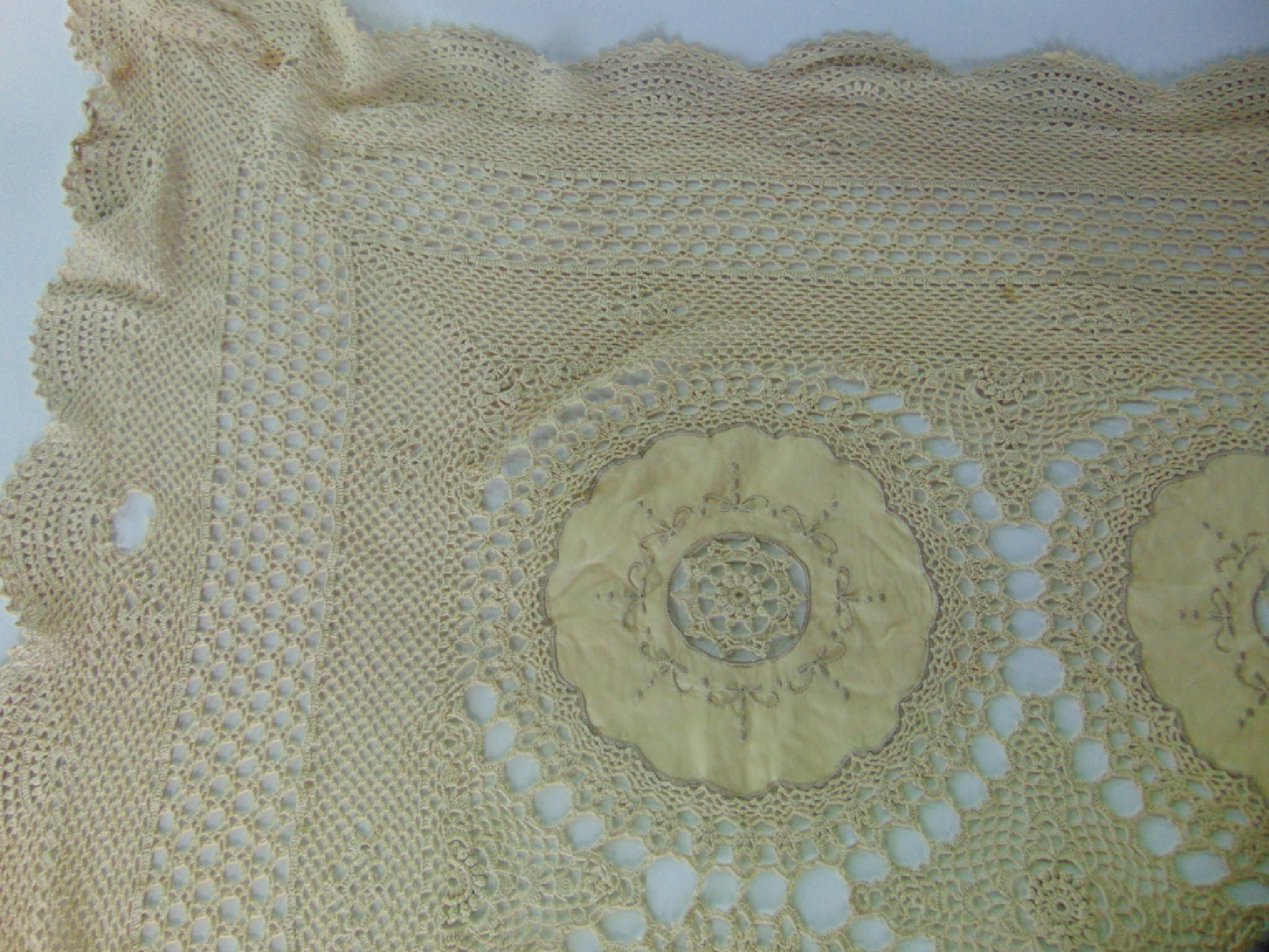 Appraisal: An extensive good quality antique lace work panel bedspread detailed