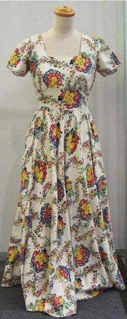 Appraisal: Afternoon dress in floral printed pique with square neck and