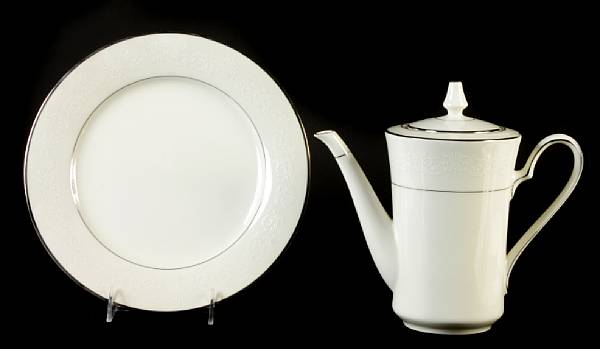 Appraisal: A Noritake dinner service for twelve comprising twelve in diameter