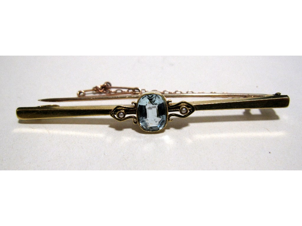 Appraisal: Edwardian ct gold bar brooch with central aquamarine inset