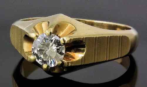 Appraisal: A modern gentleman's ct gold mounted solitaire diamond ring set