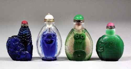 Appraisal: A Chinese blue glass snuff bottle and stopper carved with