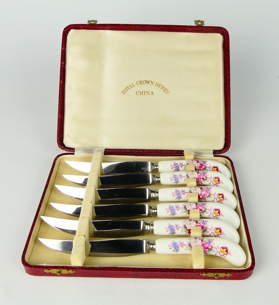 Appraisal: ROYAL CROWN DERBY HANDLED FISH KNIVES IN BOX Each measures