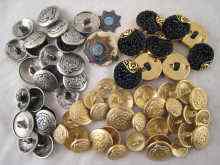 Appraisal: A quantity of buttons including military examples