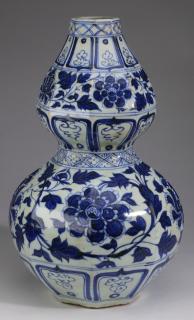 Appraisal: Chinese double gourd peony vase h Chinese blue and white