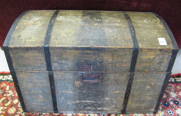 Appraisal: A LIFT-TOP PINE BLANKET CHEST American late th century having