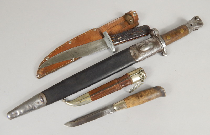 Appraisal: Various items of militaria to include a bayonet the blade