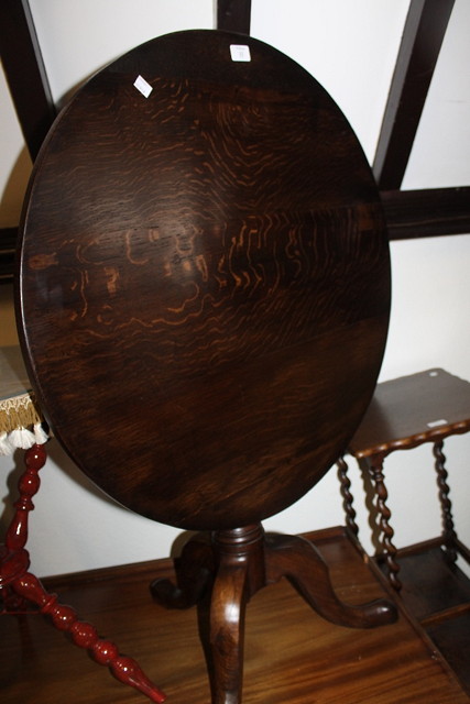 Appraisal: AN OAK TILT TOP TABLE of circular form with vase