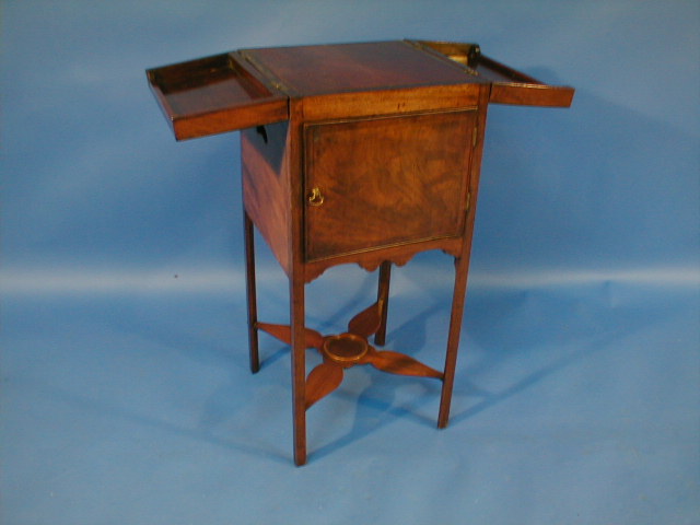 Appraisal: A Georgian mahogany wash stand