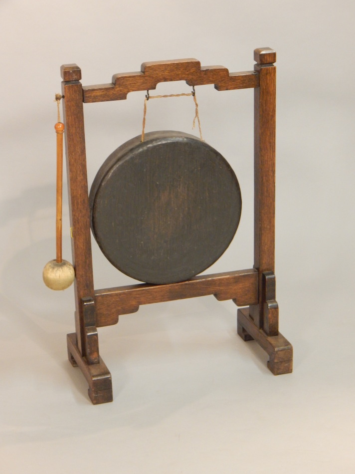 Appraisal: An early thC oak dinner gong with circular bronze gong