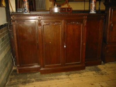 Appraisal: A MAHOGANY SIDE CABINET c of breakfront form the moulded