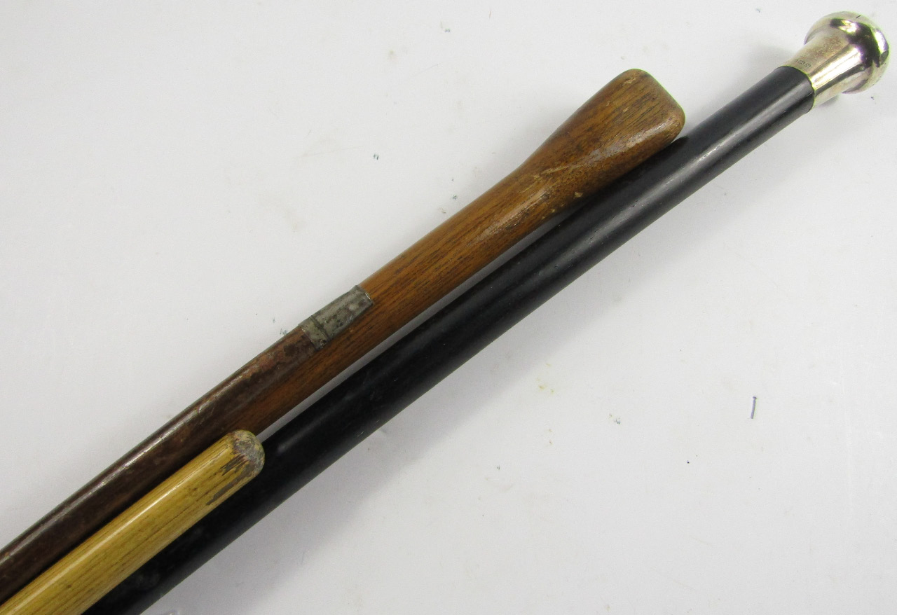 Appraisal: A George V ebony walking stick silver knop Birmingham cm