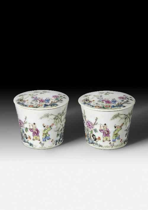 Appraisal: A pair of Chinese 'famille rose' porcelain circular boxes with