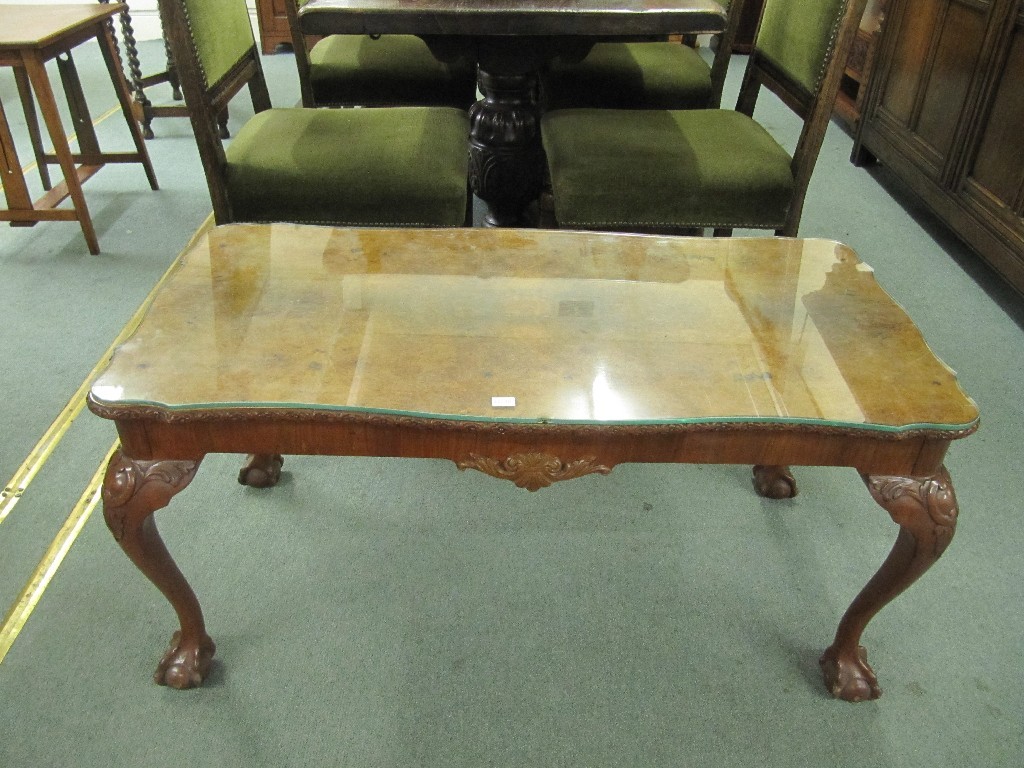 Appraisal: Walnut coffee table raised on cabriole and ball and claw