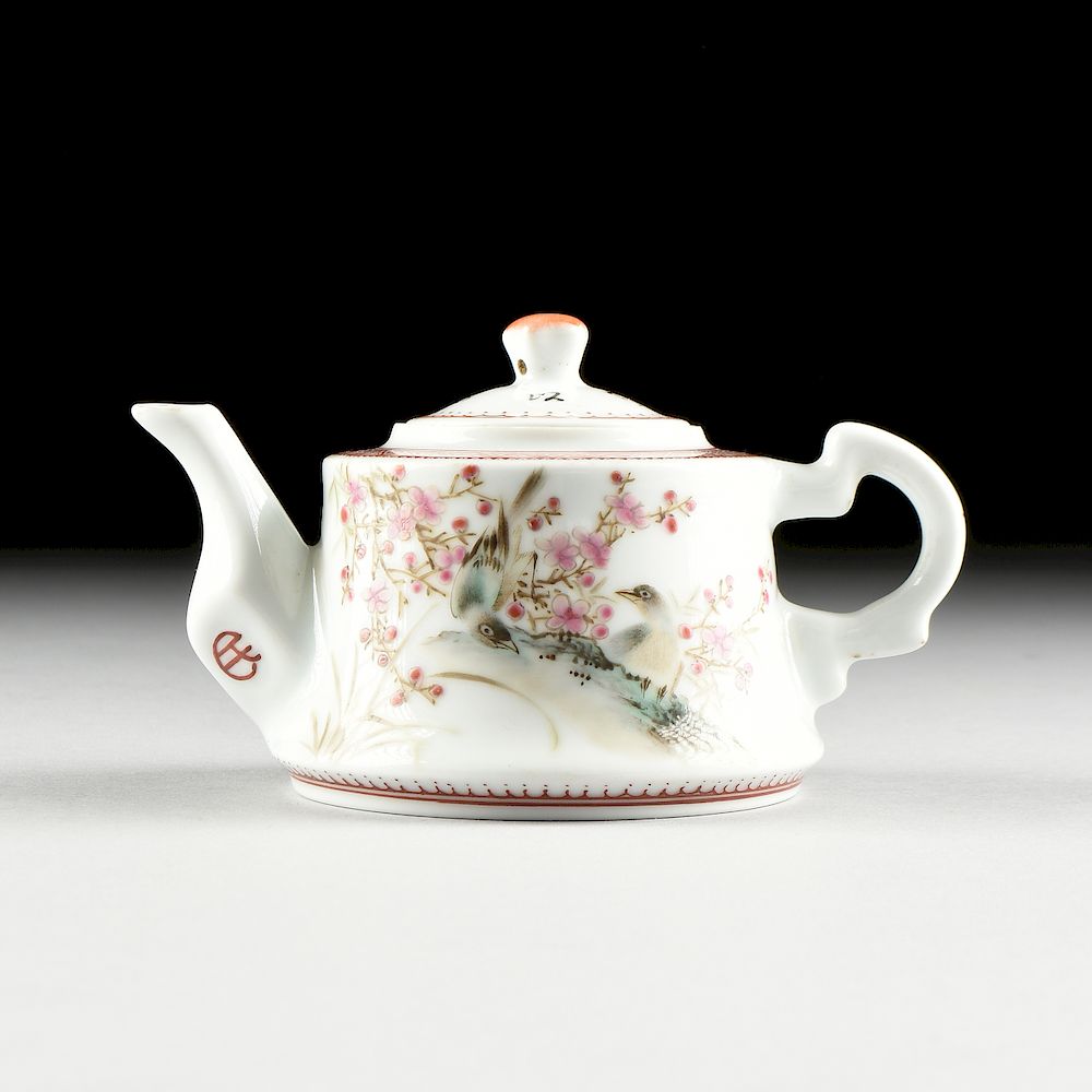 Appraisal: A CHINESE EXPORT FAMILLE ROSE POEM AND MAGPIE PORCELAIN TEAPOT