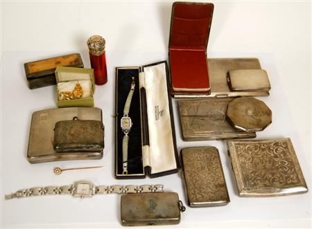 Appraisal: A collection of silver boxes and compacts to include a