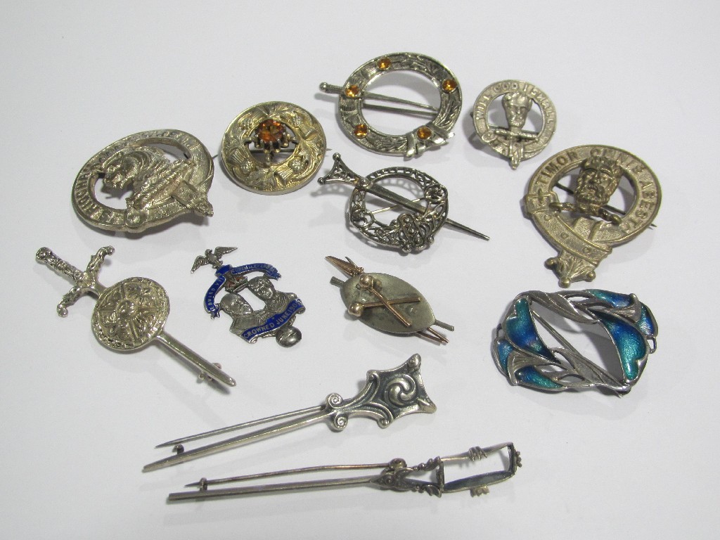 Appraisal: Lot of silver and white metal brooches to include Scottish