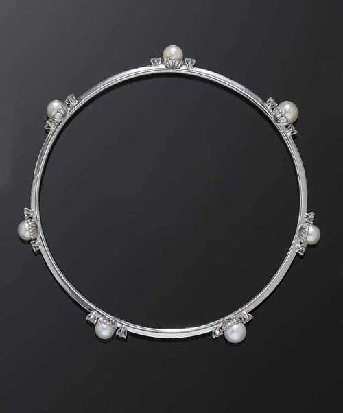 Appraisal: Paire de bracelet esclave en or gris perles brill TEST