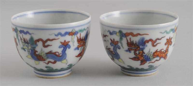 Appraisal: PAIR OF CHINESE FAMILLE VERTE PORCELAIN TEA BOWLS Each hemispherical