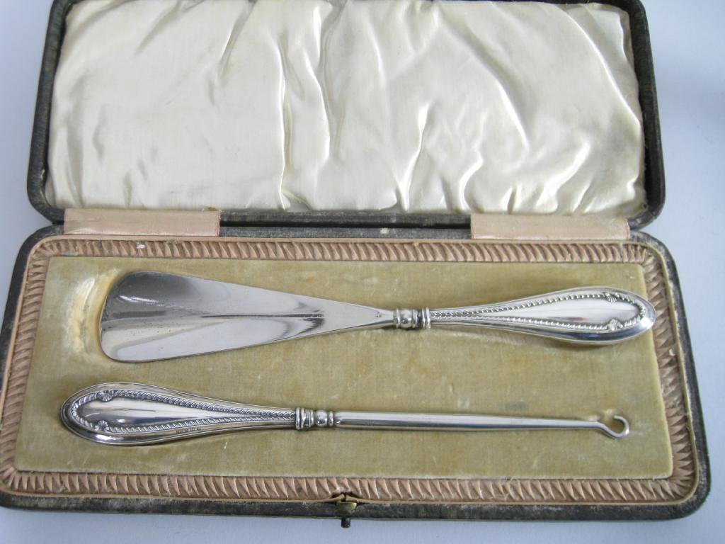 Appraisal: A George V silver handled Button Hook and Shoe Horn