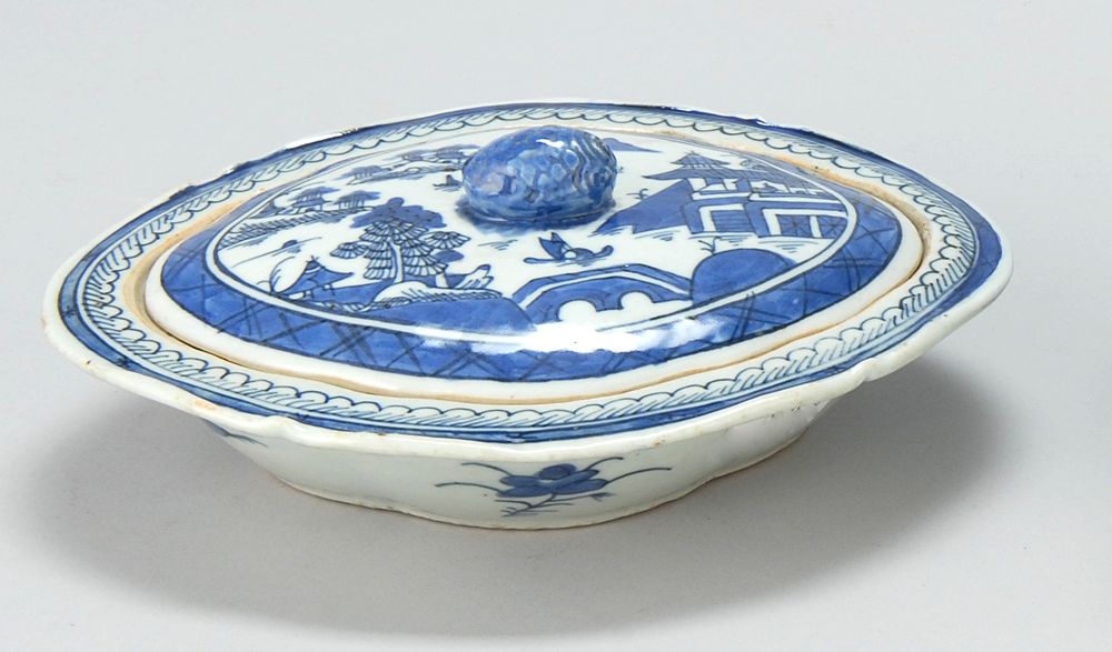 Appraisal: CHINESE EXPORT CANTON PORCELAIN COVERED VEGETABLE DISH th CenturyIn lozenge