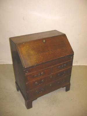 Appraisal: A SMALL EARLY GEORGIAN OAK BUREAU the fall front enclosing