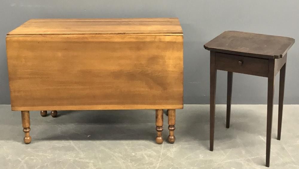 Appraisal: Federal One-Drawer Mahogany End Table Federal one-drawer mahogany end table