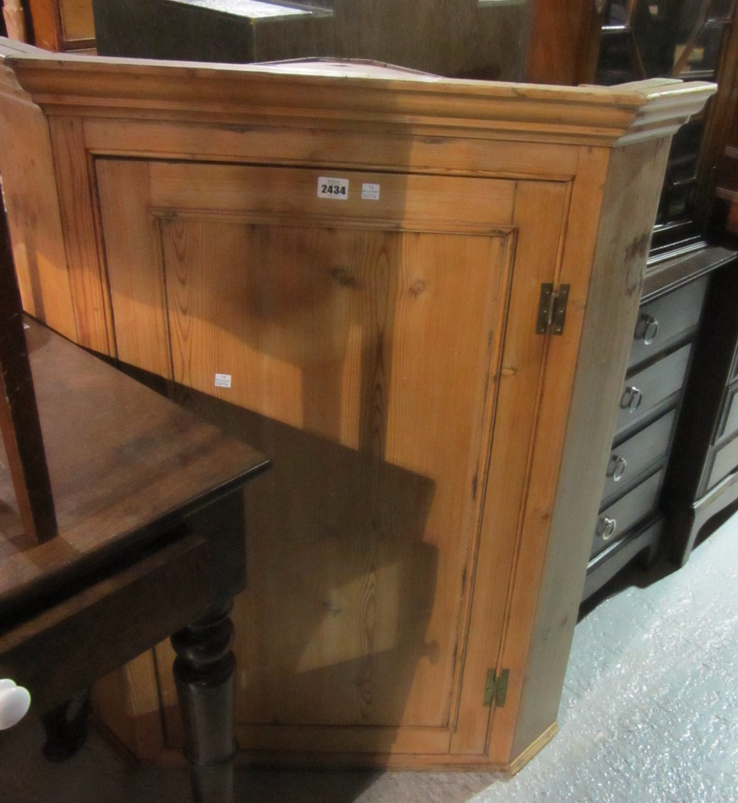 Appraisal: A pine corner cupboard