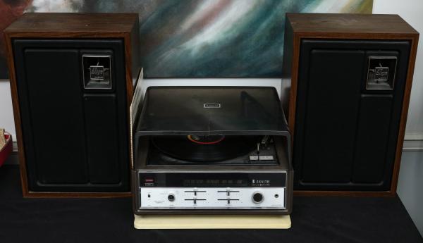 Appraisal: ZENITH AM FM TUNER WITH TURNTABLE AND SPEAKERSPlus a pair