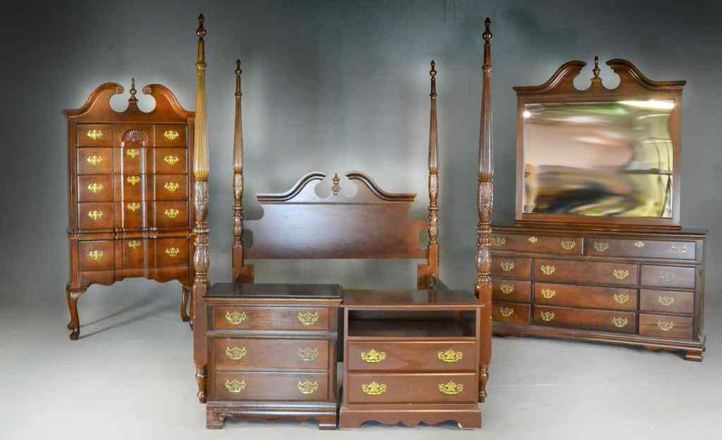 Appraisal: Piece Chippedale-Style Mahogany Bedroom SetConsisting of -poster bed with arched