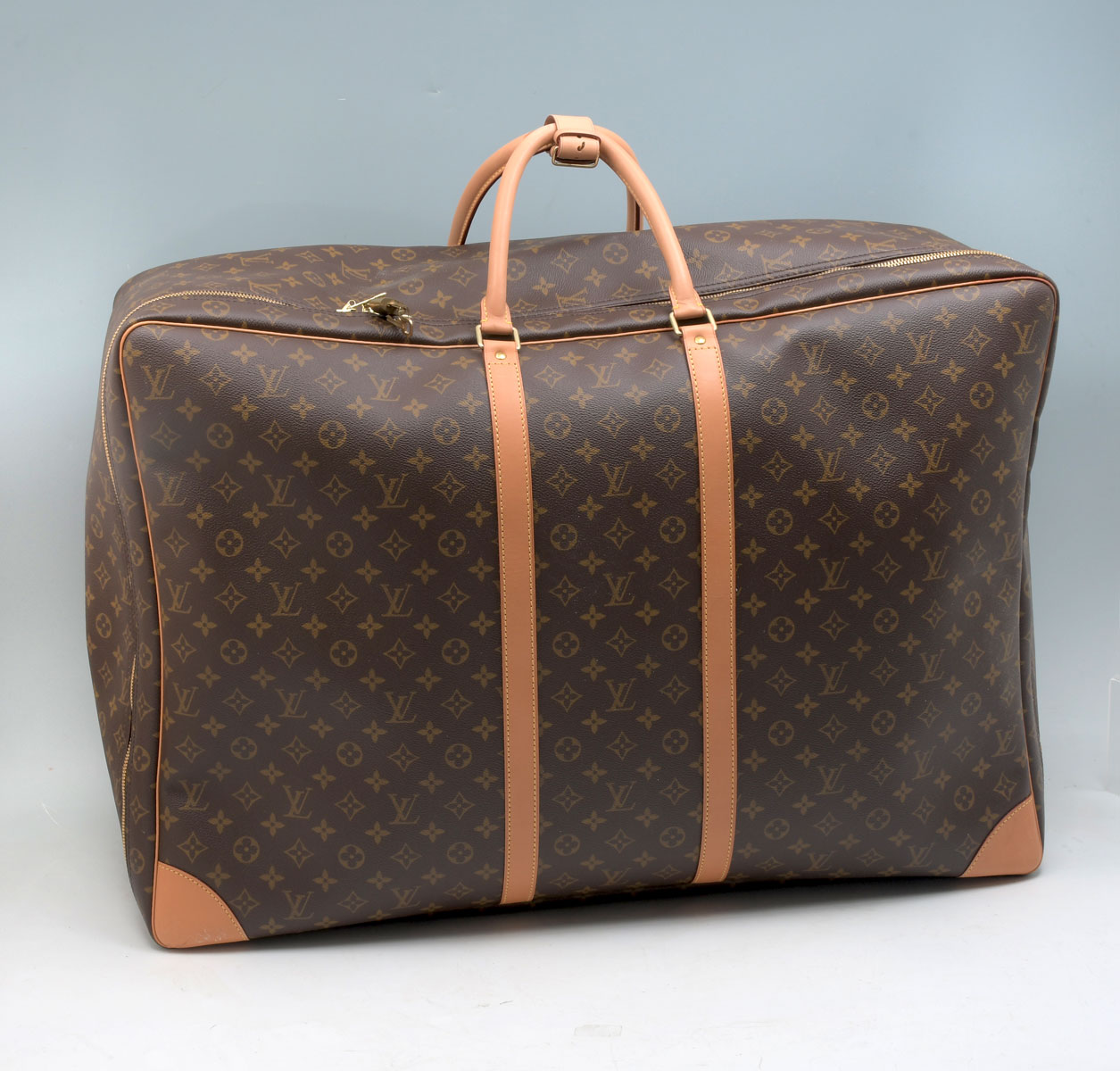 Appraisal: CLASSIC LARGE LOUIS VUITTON MONOGRAM SUITCASE This large suitcase is