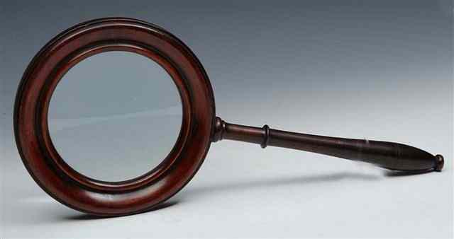 Appraisal: A TH CENTURY MAHOGANY GALLERY MAGNIFYING GLASS with turned handle