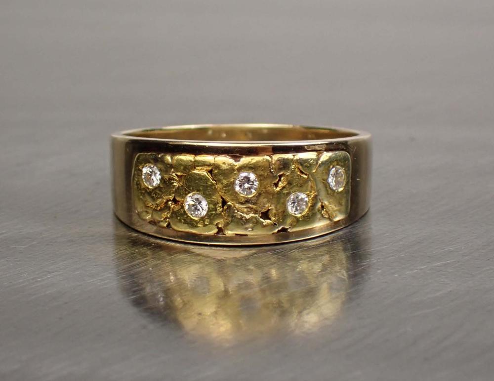 Appraisal: MAN'S PANDORA FOURTEEN KARAT GOLD BAND WITH DIAMONDS The k